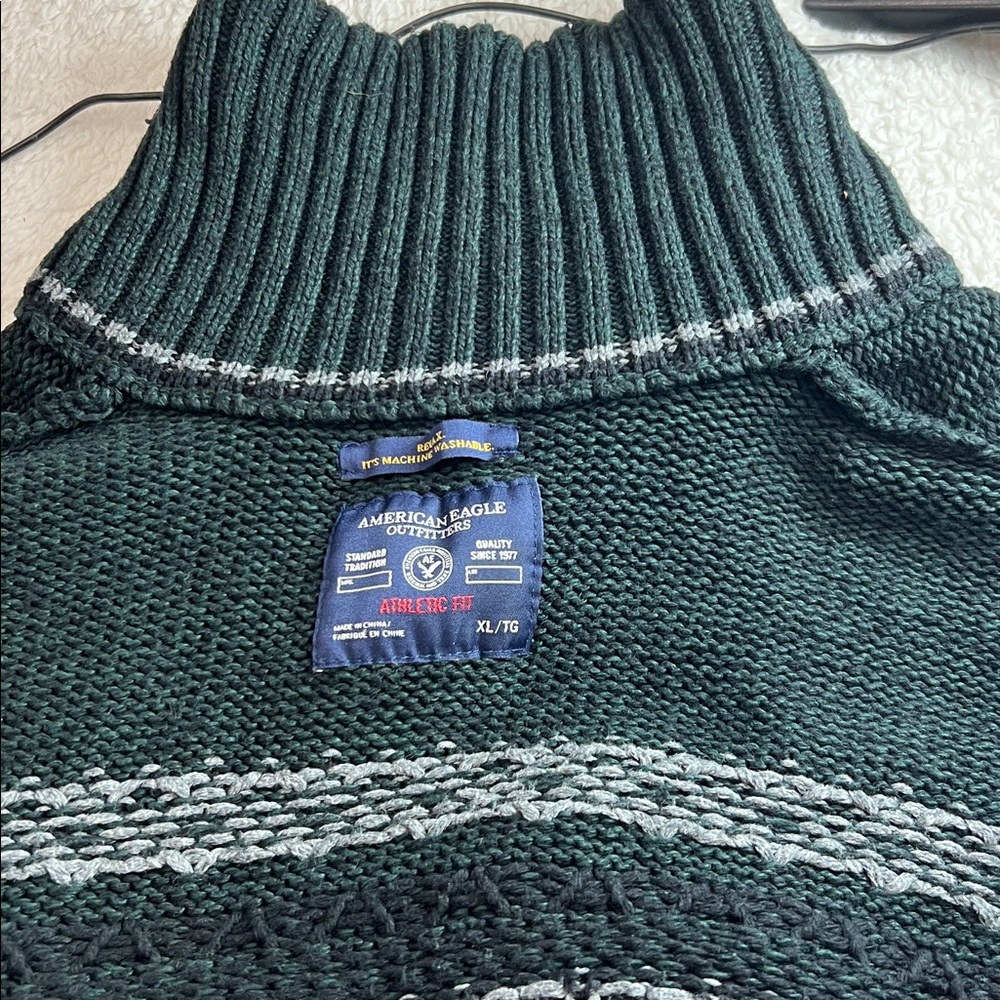 American Eagle Outfitters, black/gray,geometric pattern sweater XL, Athletic Fit - Picture 3 of 5